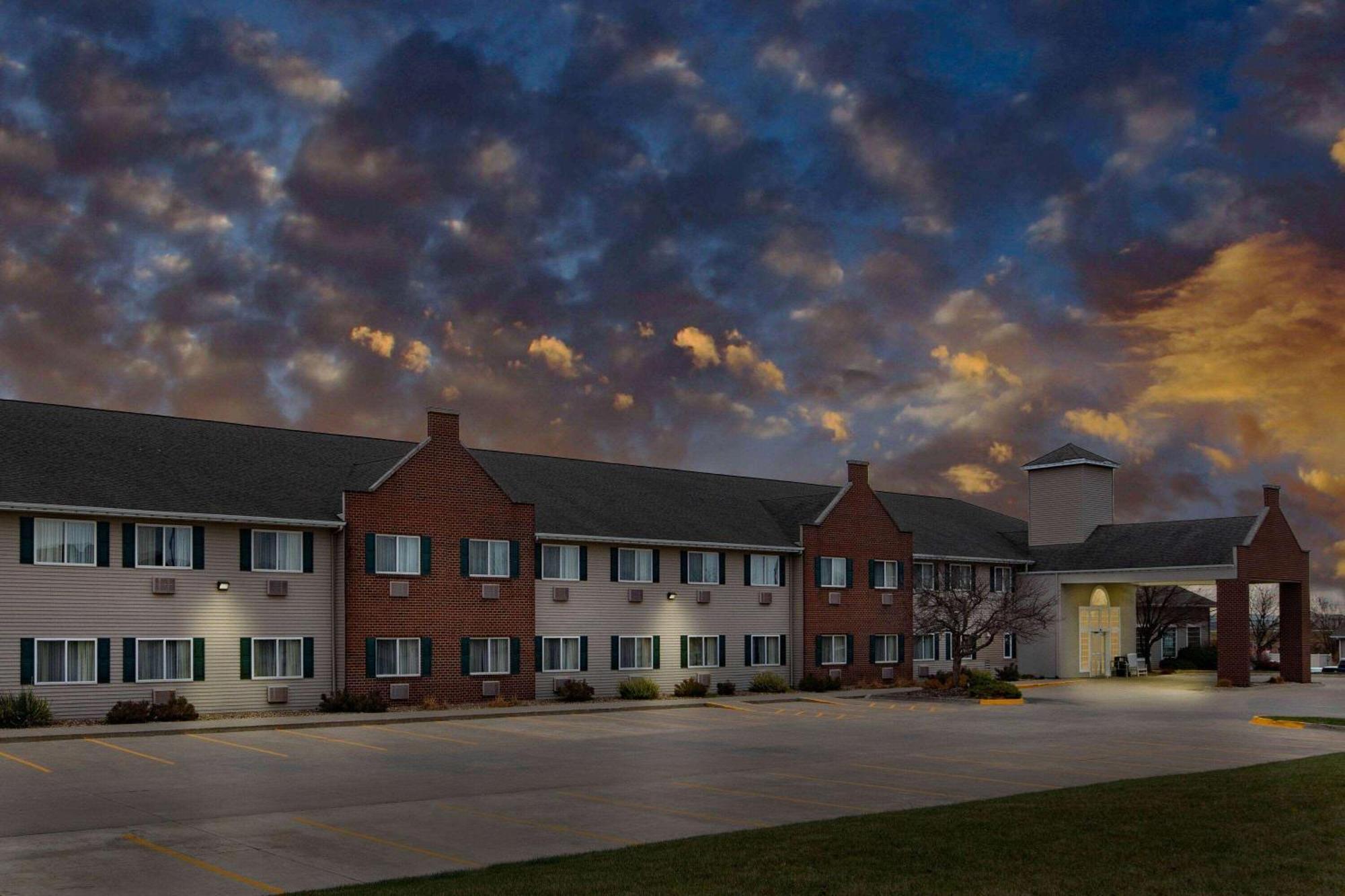 Americinn By Wyndham Pella Exterior photo